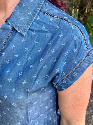 Chambray Split Neck Collard Short Sleeve Top