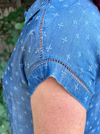 Chambray Split Neck Collard Short Sleeve Top