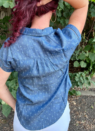 Chambray Split Neck Collard Short Sleeve Top